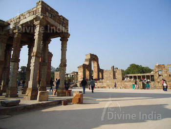 Qutub Minar complex inside view