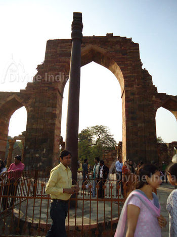 Iron Pillar, Qutub Minar