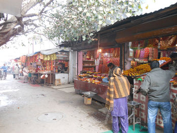 Seller of Prasad & Chunri at Jhandewalan Temple