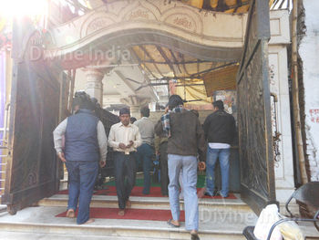 Shoes stand Jhandewalan Temple