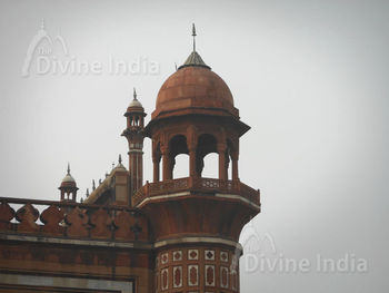 Minar top close look at safdarjung tomb