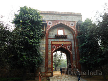 Gateway into Arab Sarai, south to the pathway towards Humayun tomb