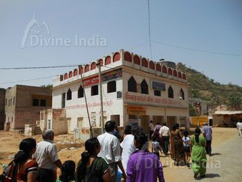 Devotees and Shradhaloos on thier way to JIN MATA DHAM