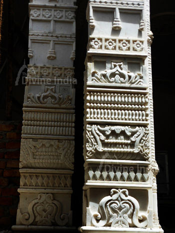 These beautifully designed pillars are every art lovers delight