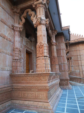 These beautifully designed pillars are every art lovers delight