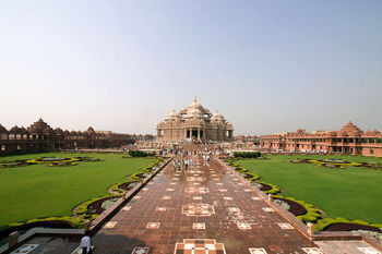 Beautiful pathway at Akshardham Temple