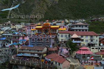 Panorama view of Badrinath Temple