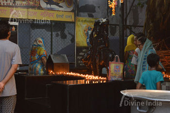 Devotees are praying to Shri Shani Dev Ji at Shri Laxmi Narayan baikunth dham Mandir