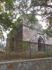 tomb belongs to the Lodi period