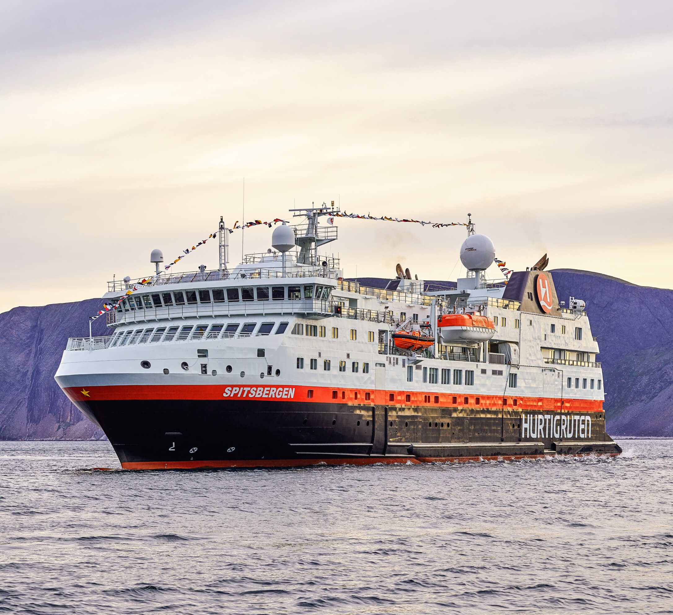 Sailing Expedition to Circumnavigate Svalbard under Midnight Sun