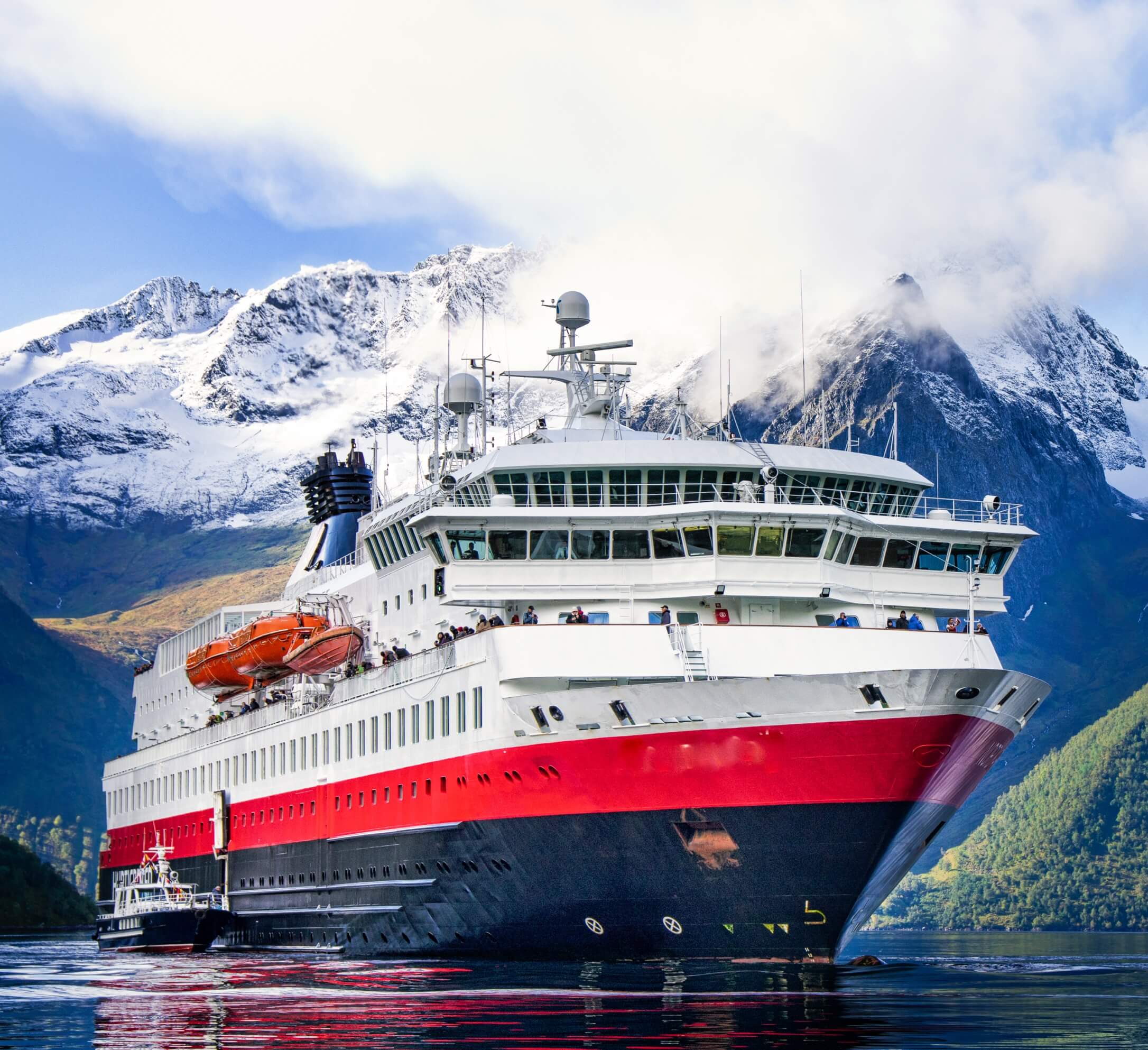 Норвежский круизный лайнер. Круизный лайнер Норвегия. Hurtigruten. Морские круизы фьорды Норвегии. Норвежское круизное судно Хуртигрутен.