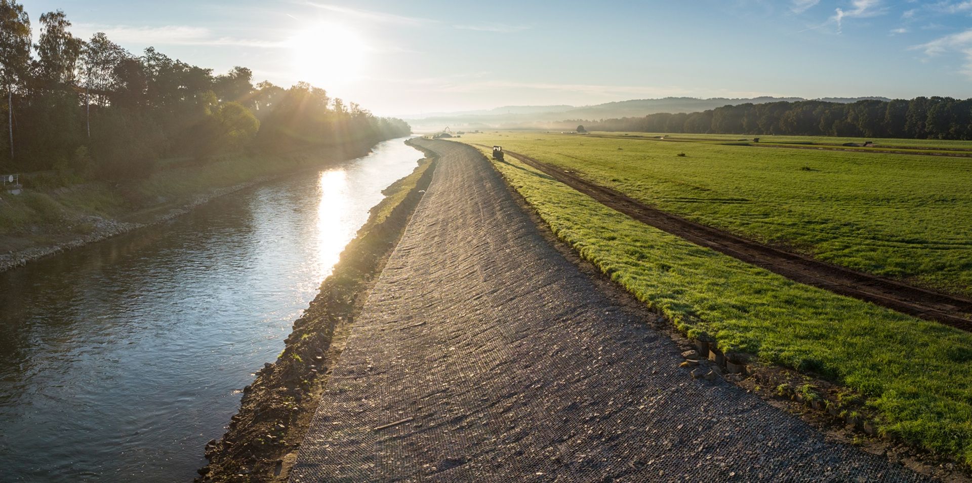 River training works: a new testing approach to simulate hydraulic conditions