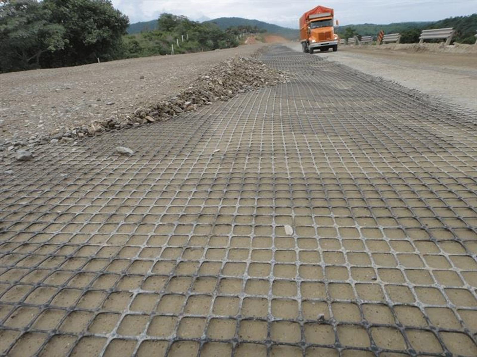 เพิ่มประสิทธิภาพถนนด้วยวัสดุ geosynthetics และการออกแบบด้วยโปรแกรม MacRead