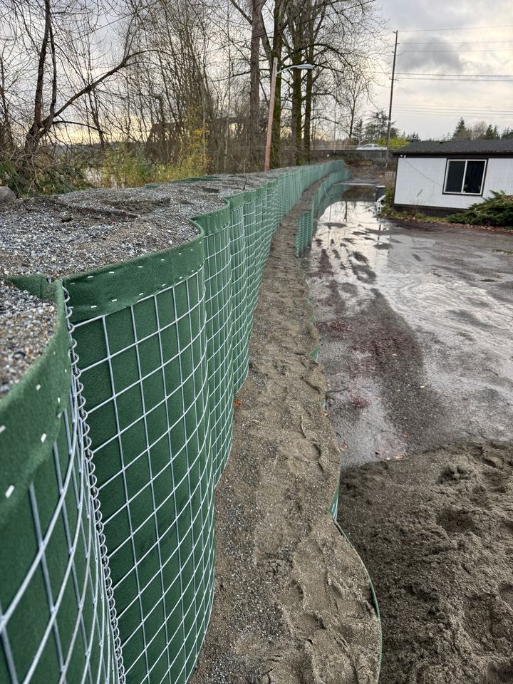 Unités modulaires de barrières anti-inondation EBS MAC FE déployées sur une berge