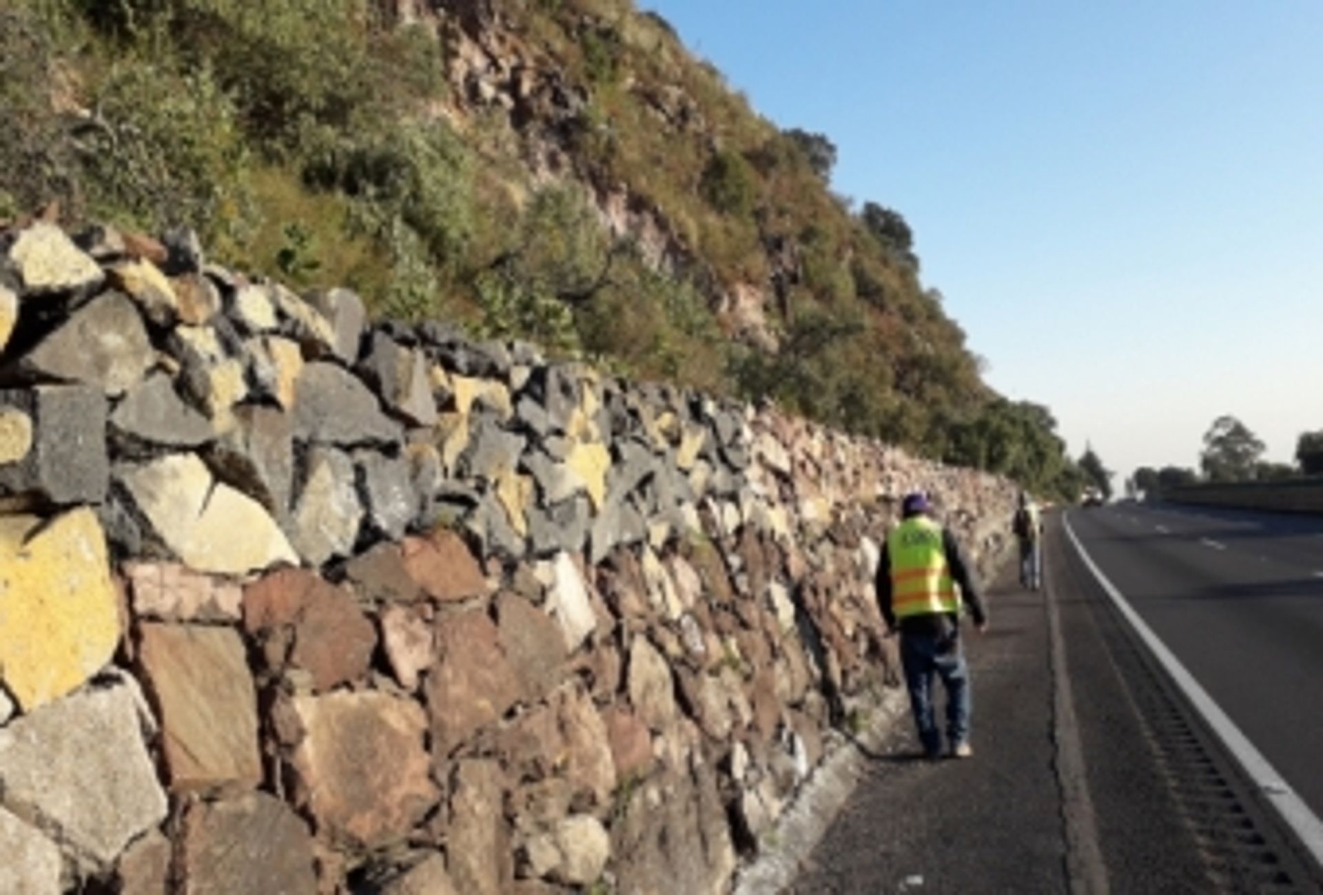 MURO ALCANCÍA PARA EL CONTROL DE CAÍDOS EN TALUD