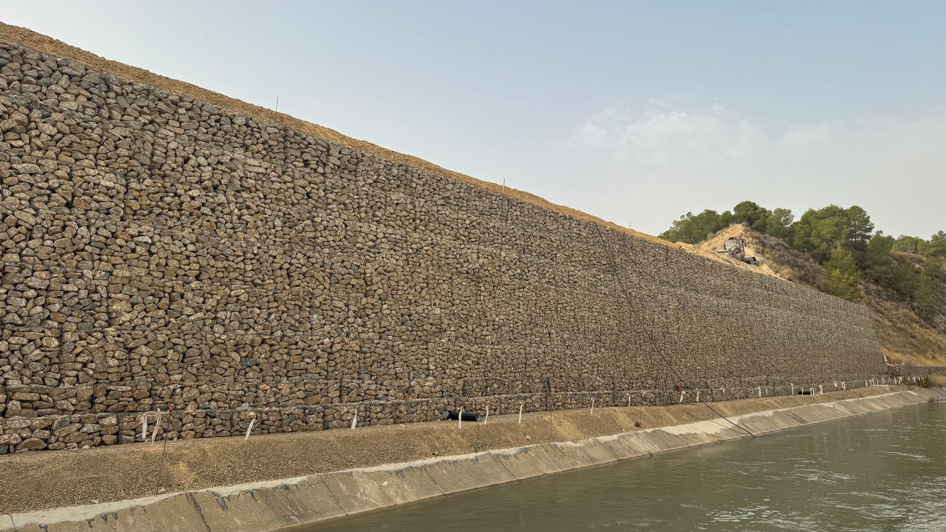 RECONSTRUCCIÓN DEL DIQUE DE LA BALSA DE LA MUELA CON MURO DE GAVIONES Y REFUERZO BASAL PARALINK
