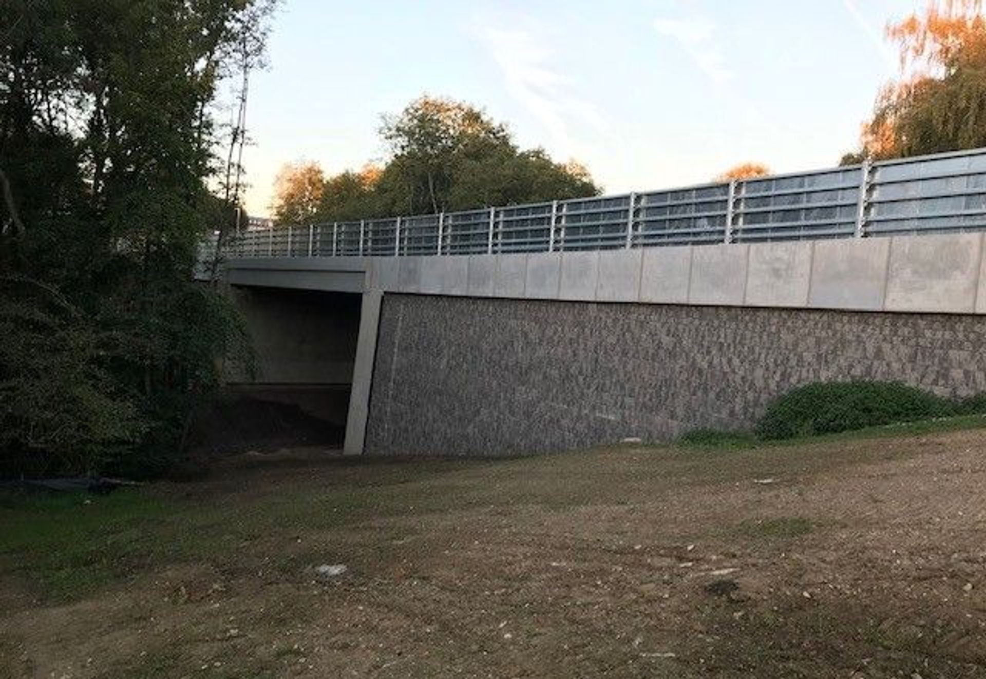 Bridge Approach Embankments Using Macwall and Paralink in Bursledon