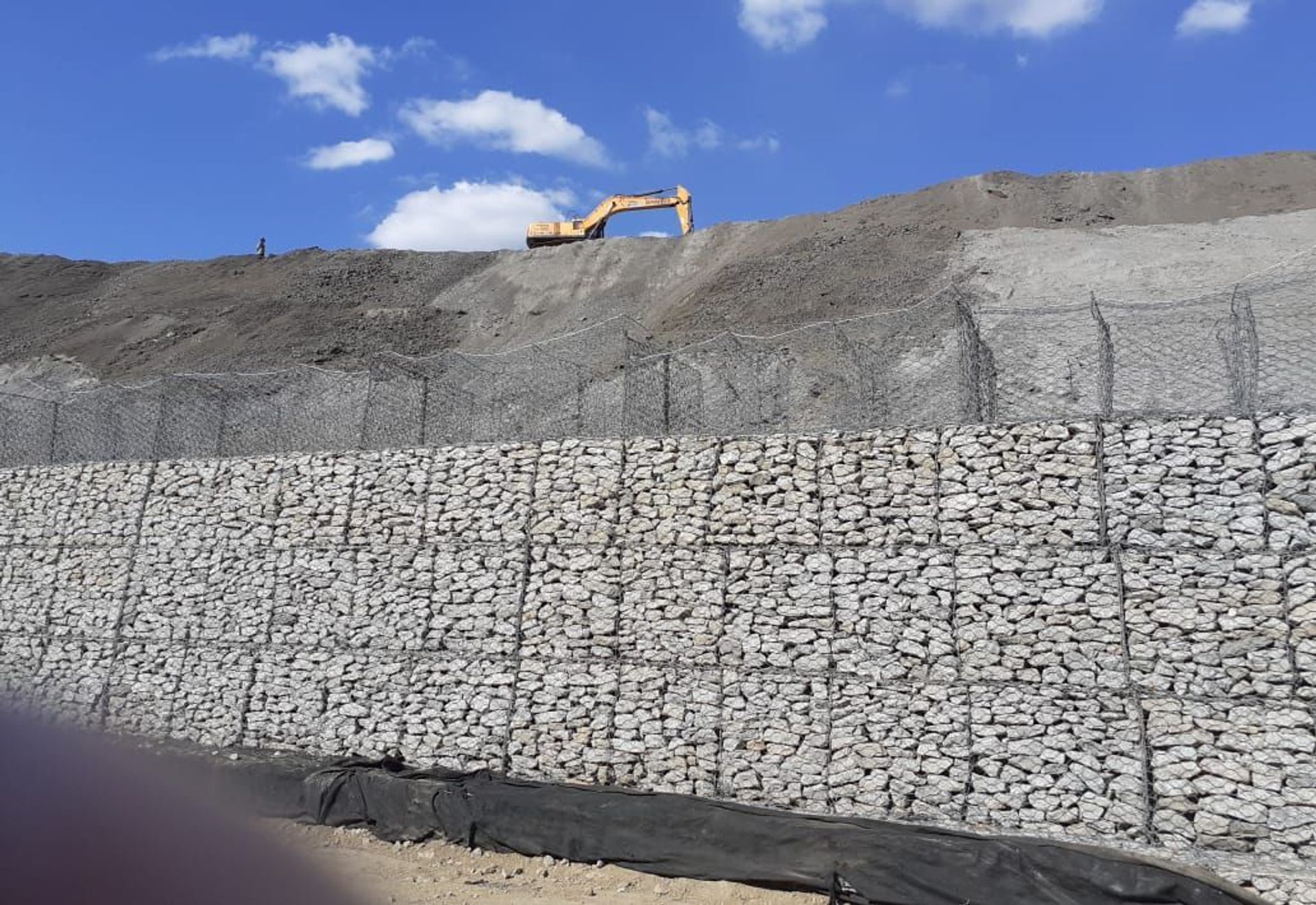 MASS GRAVITY RETAINING WALLS