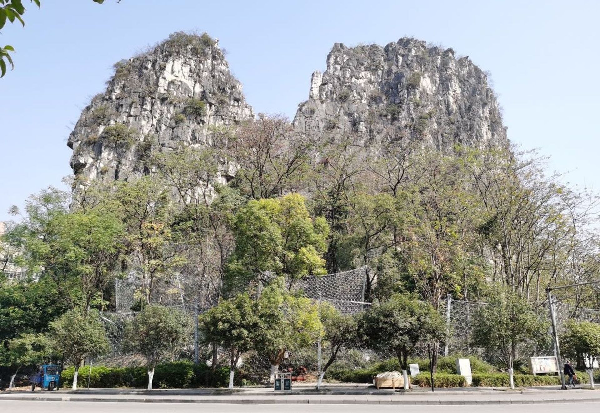 桂林市市区26座山落石灾害防护工程