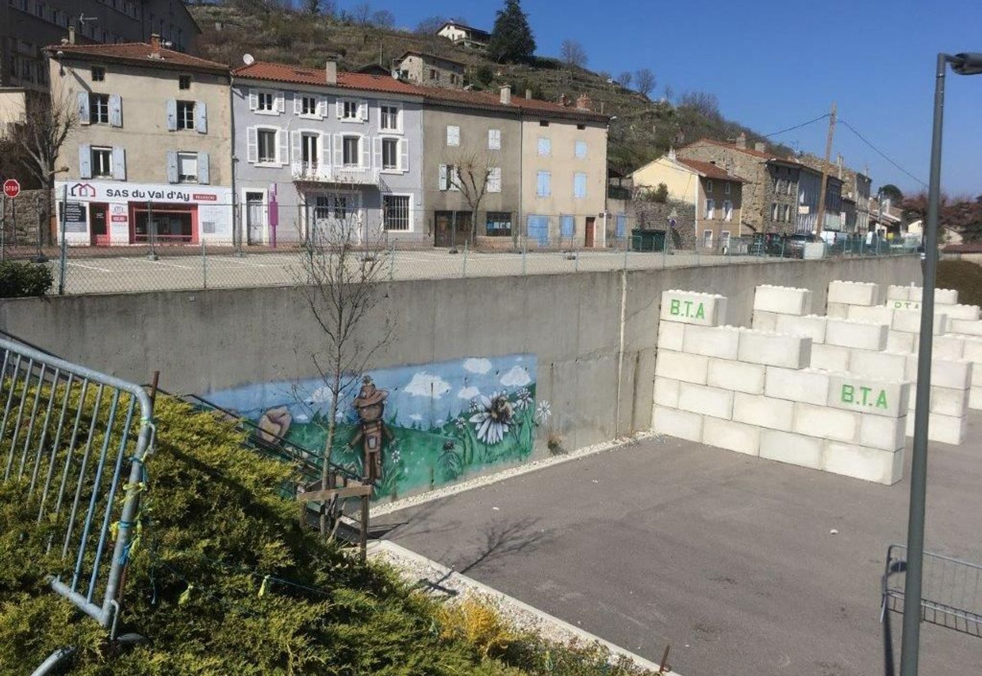 REPRISE D'UN SOUTÈNEMENT PLACE DU COLLÈGE
