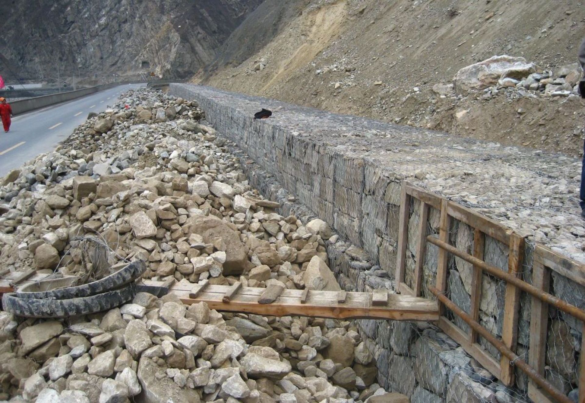 都汶路（国道213线）落石防护堤工程