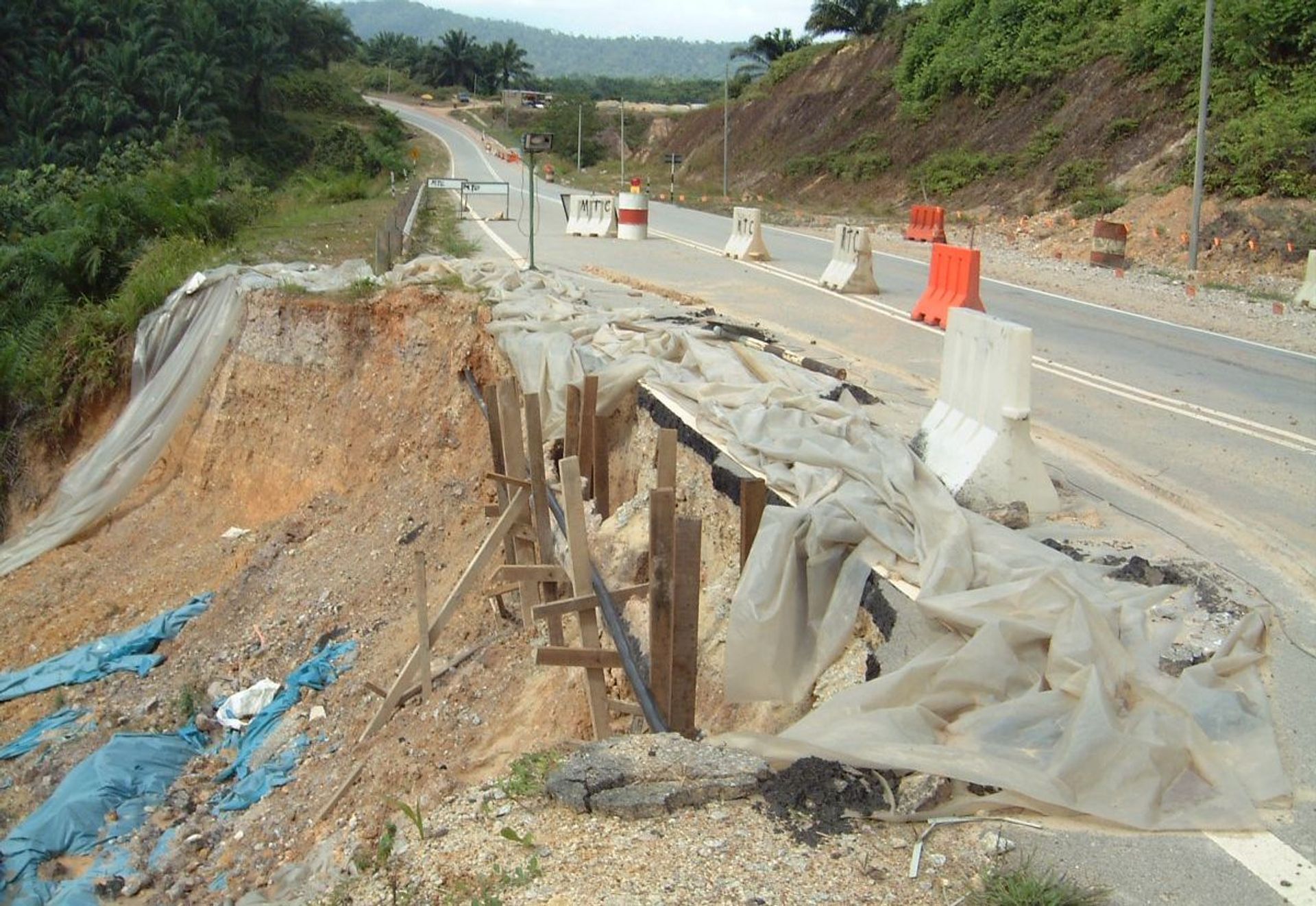 SLOPE REINSTATEMENT AT KUANTAN, PAHANG, MALAYSIA