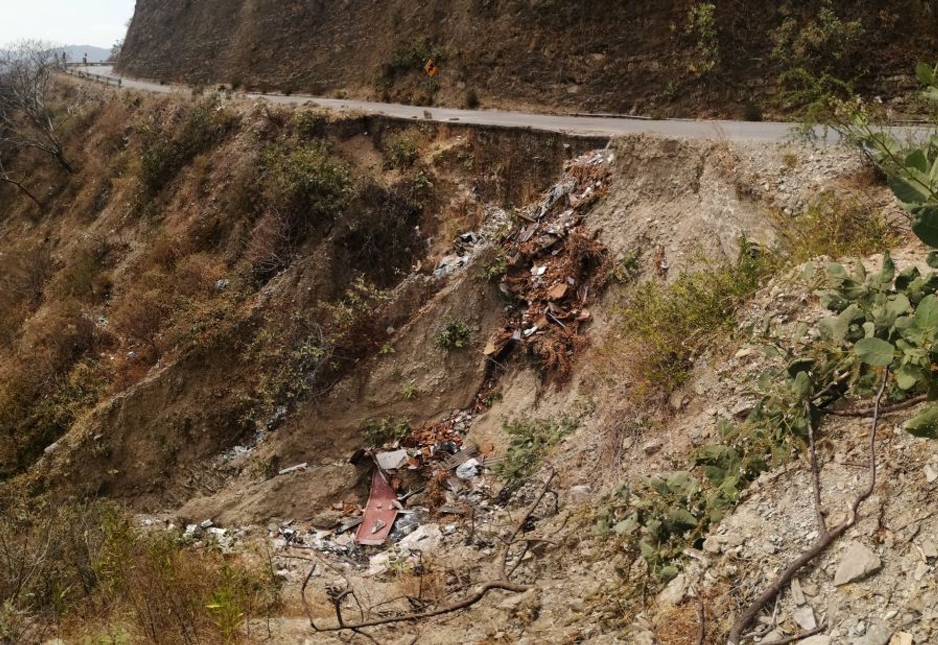 REHABILITACION DE CAMINO MEDIANTE MURO GAVION.