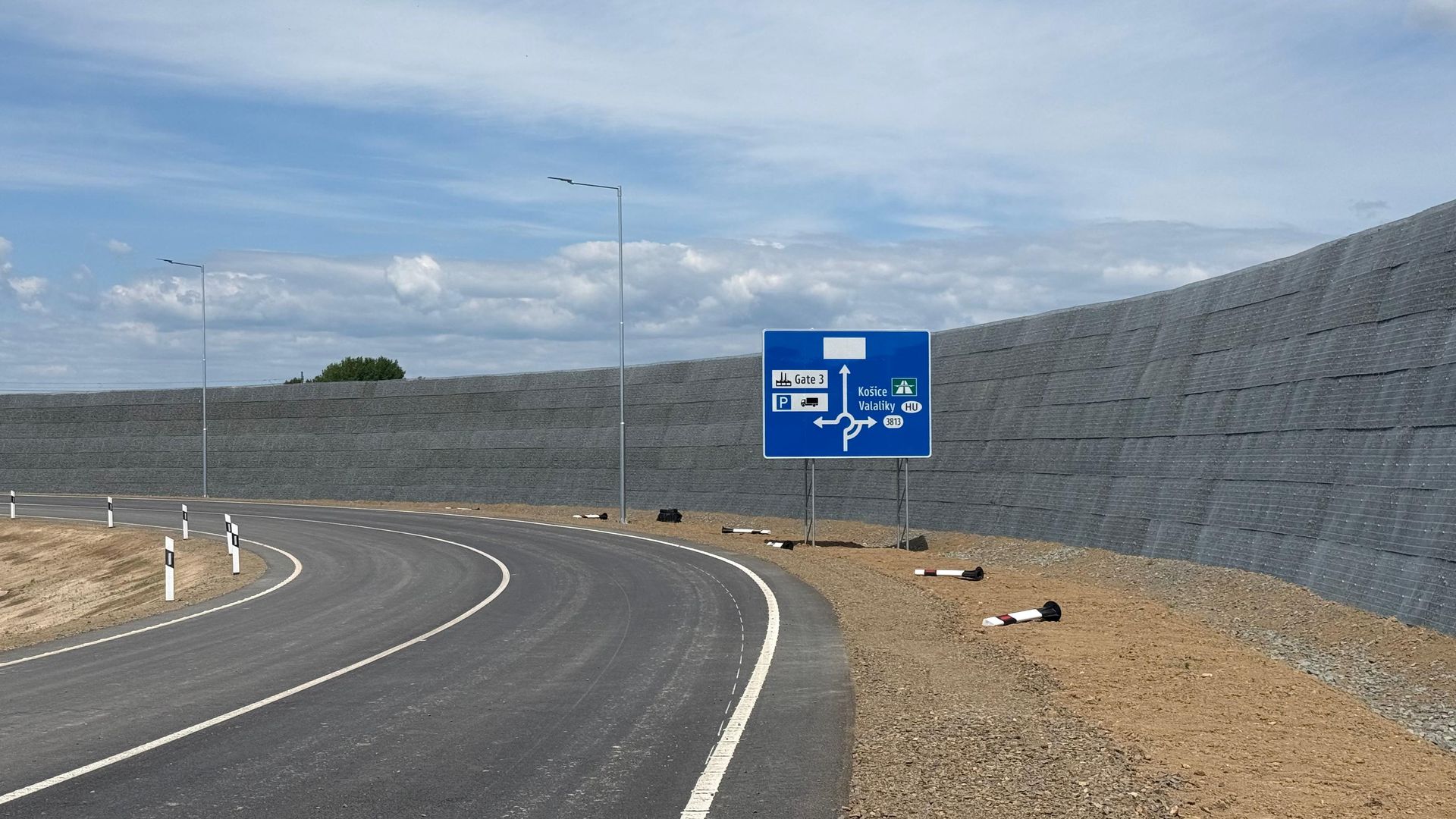 SK-VOLVO Valaliky, Noise Protection Embankment, Slovakia