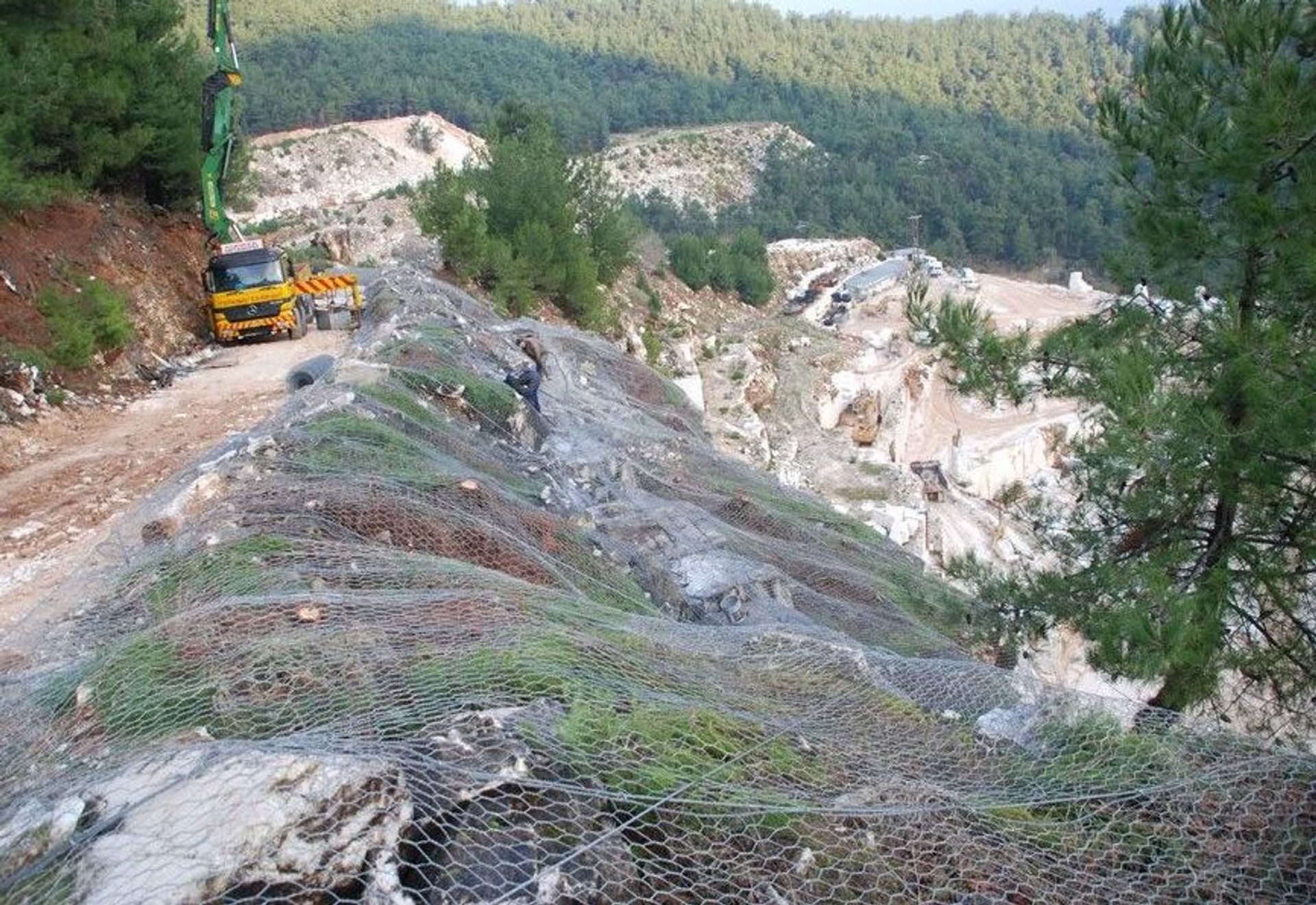 ΠΡΟΣΤΑΣΙΑ ΑΠΟ ΒΡΑΧΟΠΤΩΣΕΙΣ ΣΕ ΛΑΤΟΜΕΙΟ ΣΤΗ ΘΑΣΟ