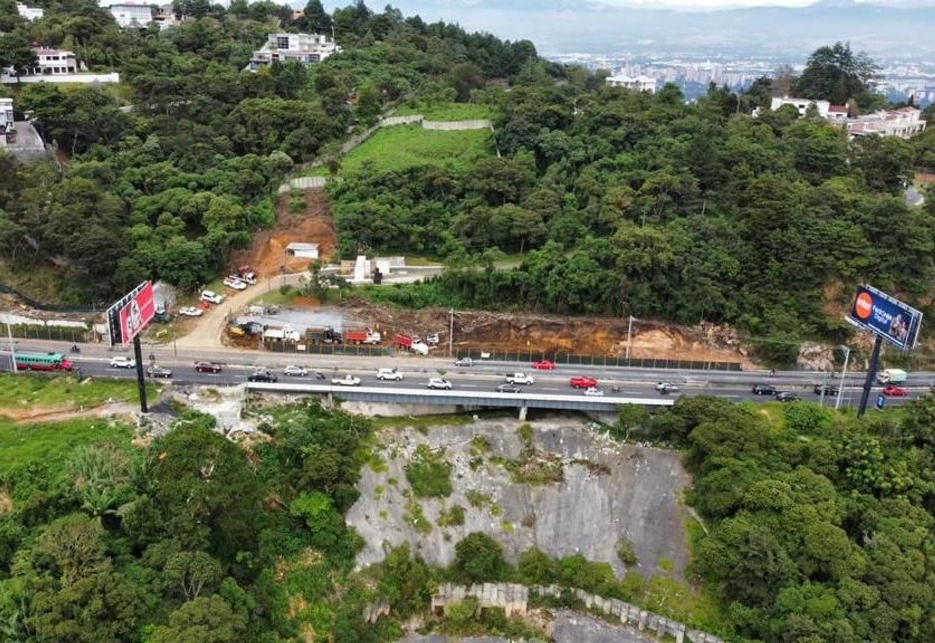 OBRA DE CONTENCIÓN Y PAVIMENTOS 