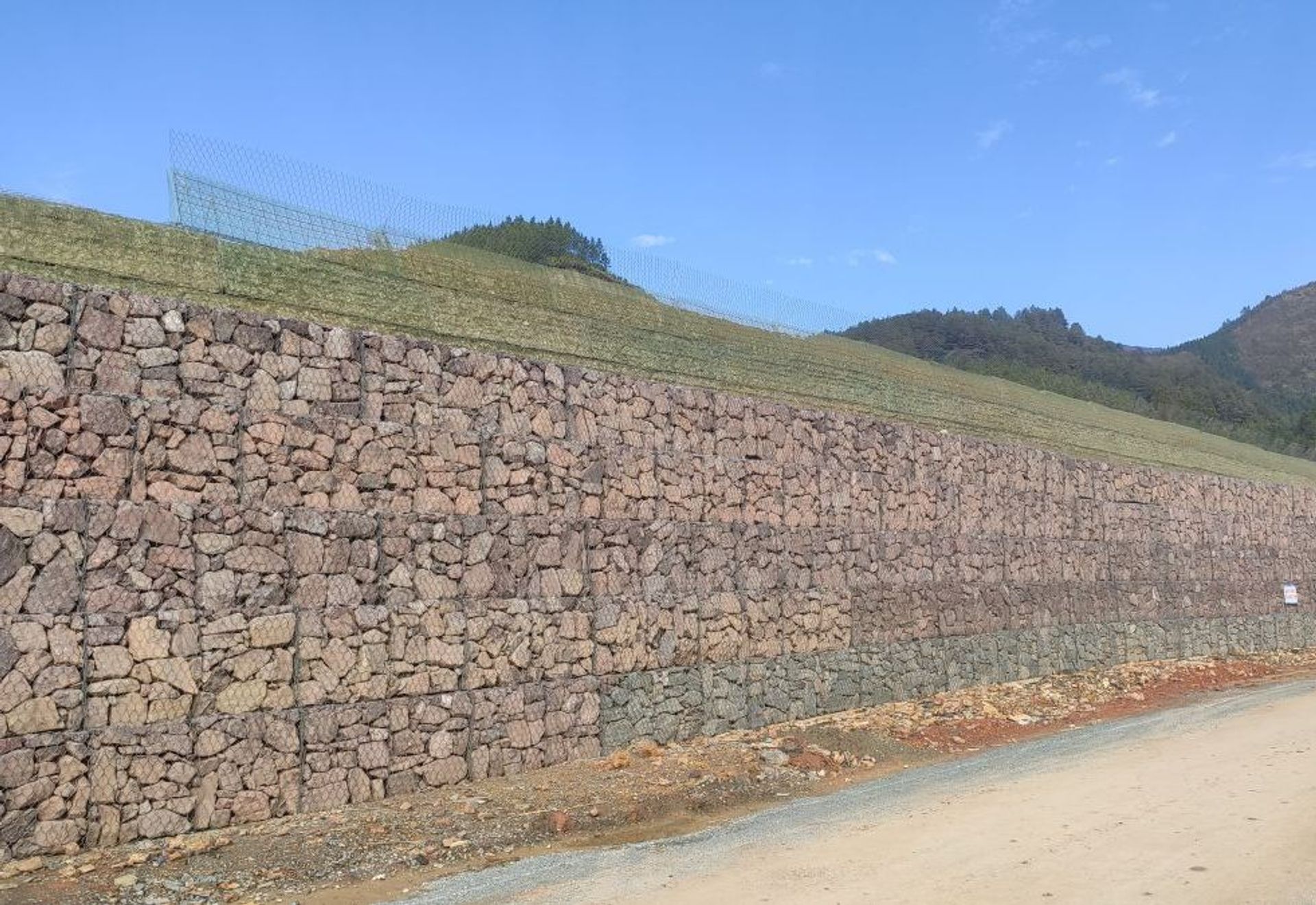 浙江：常山县辉埠至何家公路复合加筋格宾挡墙项目
