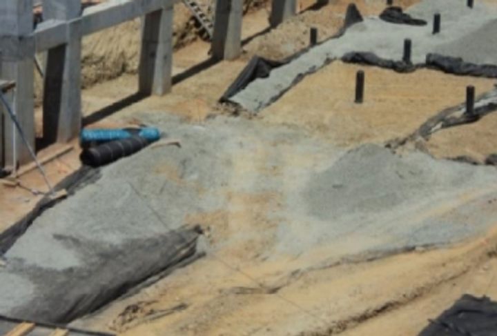 Bridge abutment cladded with panels