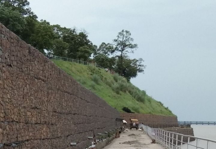 Vegetated surcharge slope covered with MacMat R (Paramesh wall)