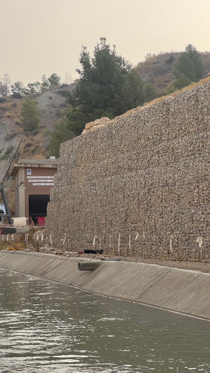 Ejecución de muro de gaviones completado