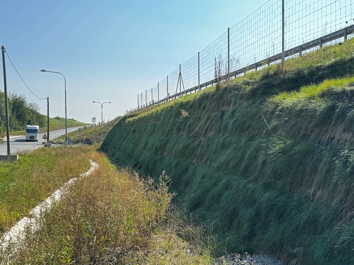 Pohled na dokončenou konstrukci ze systému Green Terramesh po dokončení výstavby