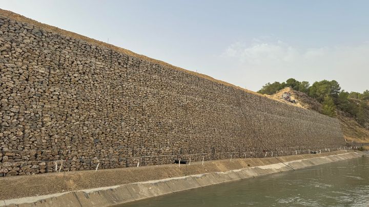 RECONSTRUCCIÓN DEL DIQUE DE LA BALSA DE LA MUELA CON MURO DE GAVIONES Y REFUERZO BASAL PARALINK
