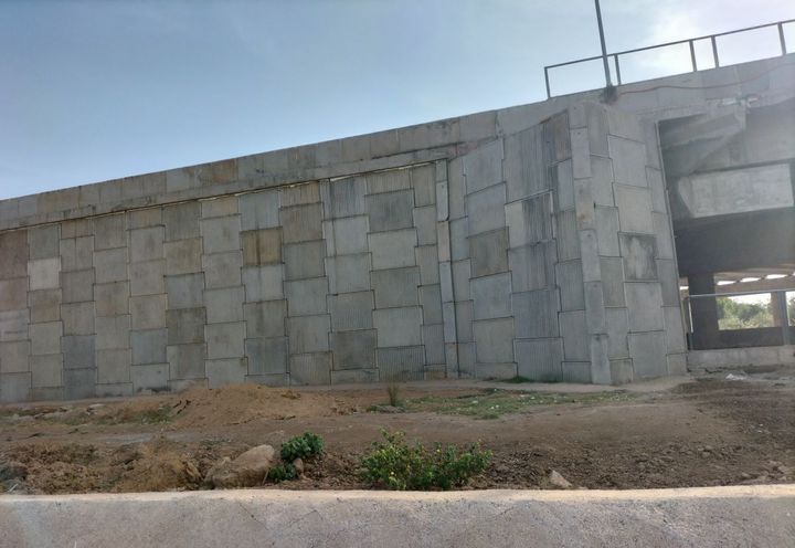 ACUTE CORNER ARRANGEMENT AT SITE