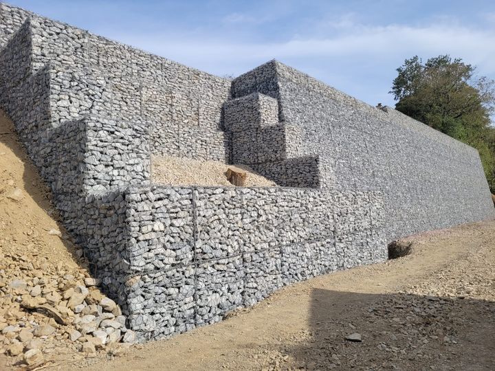 Vue du murs poids gabions et du remblai renforcé en TerraMesh System