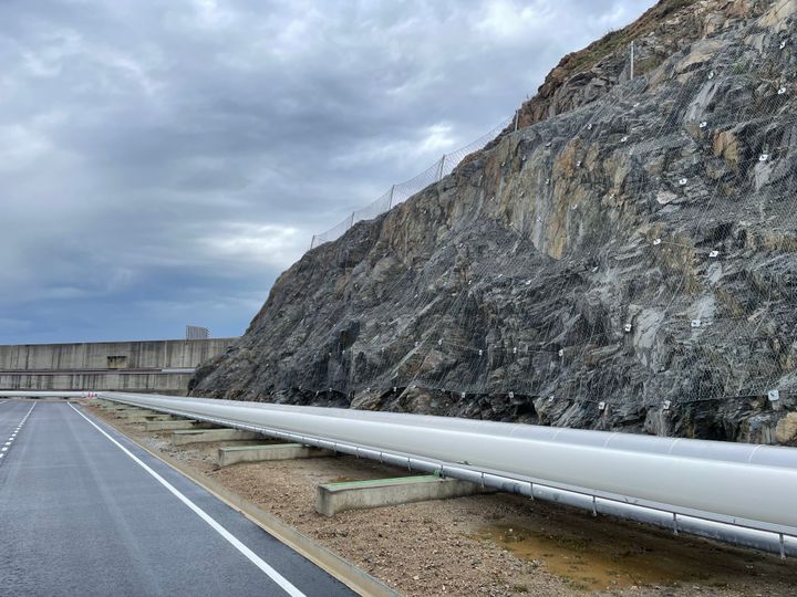 Steelgrid PMC en el talud y barrera RB 750 en la berma
