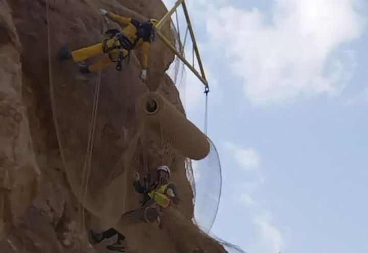 During construction: installation of the rockfall protection netting