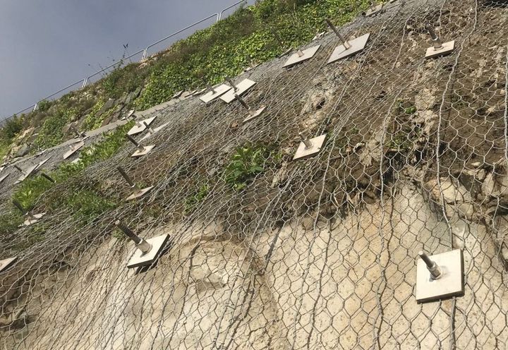 Steelgrid HR 30 PVC secured to the embankment