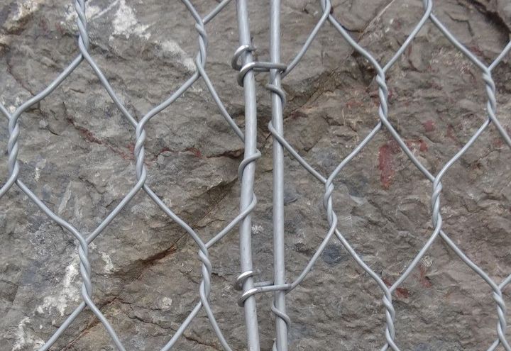 Steelgrid HR Link used to connect together adjacent rolls