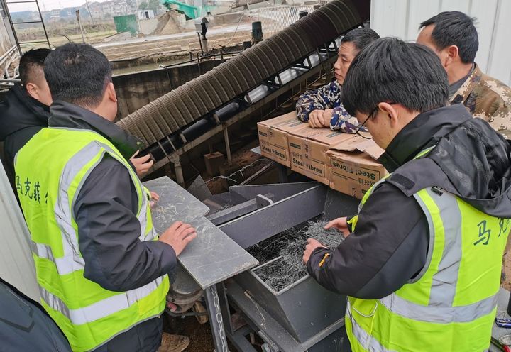 图2 钢纤维机械添加