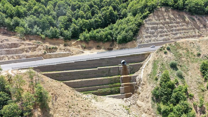 Reinforced soil wall back to back Hmax=31m