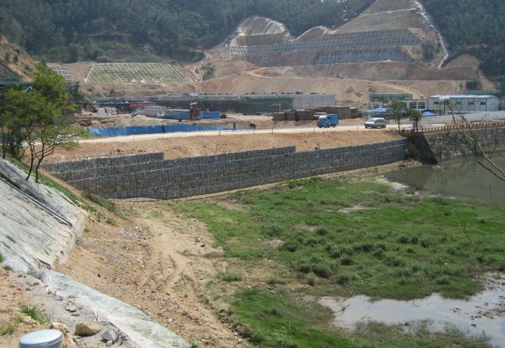 深圳葵涌污水厂加筋路基挡墙工程_2