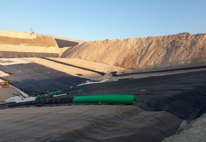 Instalación de la lámina de PEAD y el geotextil de protección