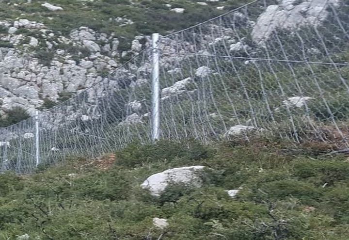 Λεπτομέρεια τοποθετημένου φράκτη ανάσχεσης βραχοπτώσεων