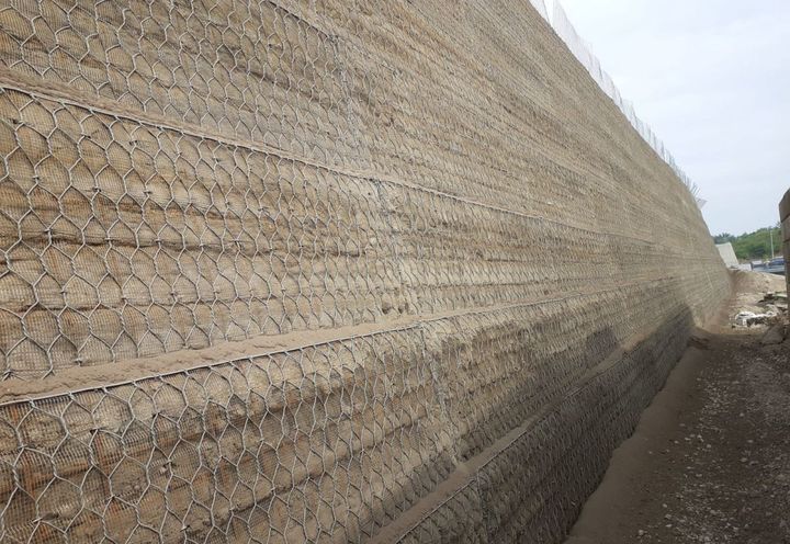 After installation: detail of the steps between the units