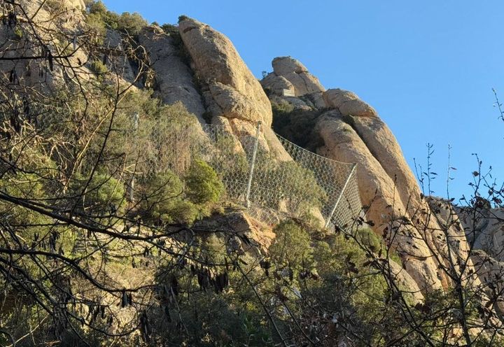Vista de la barrera RB 3000 y la ladera