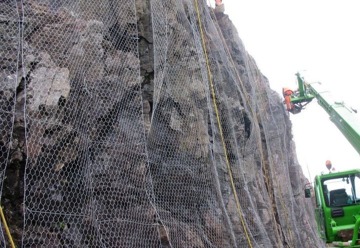 Hanging Steelgrid using trackside plant